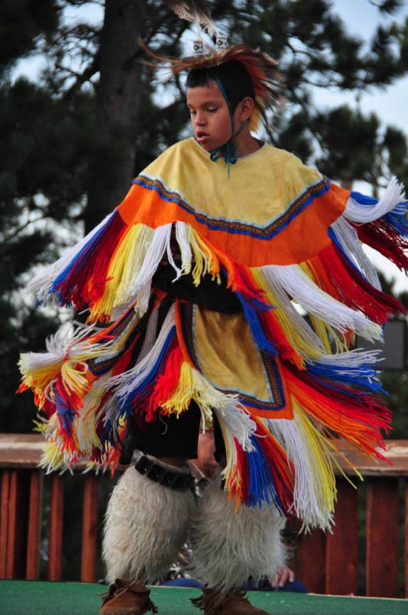 Vestimenta típica da nação Sioux, durante apresentação de música e dança em frente ao monumento Crazy Horse, na região das Black Hills, em South Dakota, nos Estados Unidos